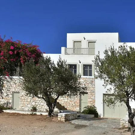 Paros Selana *