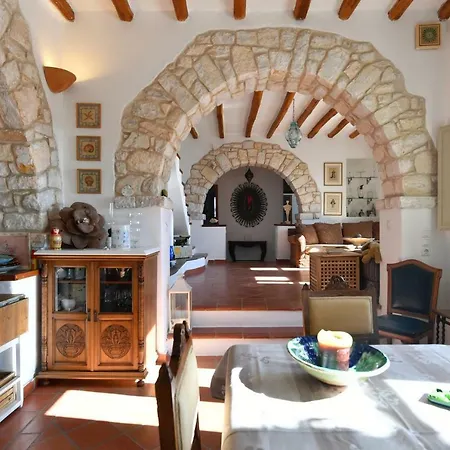 Paros Selana *